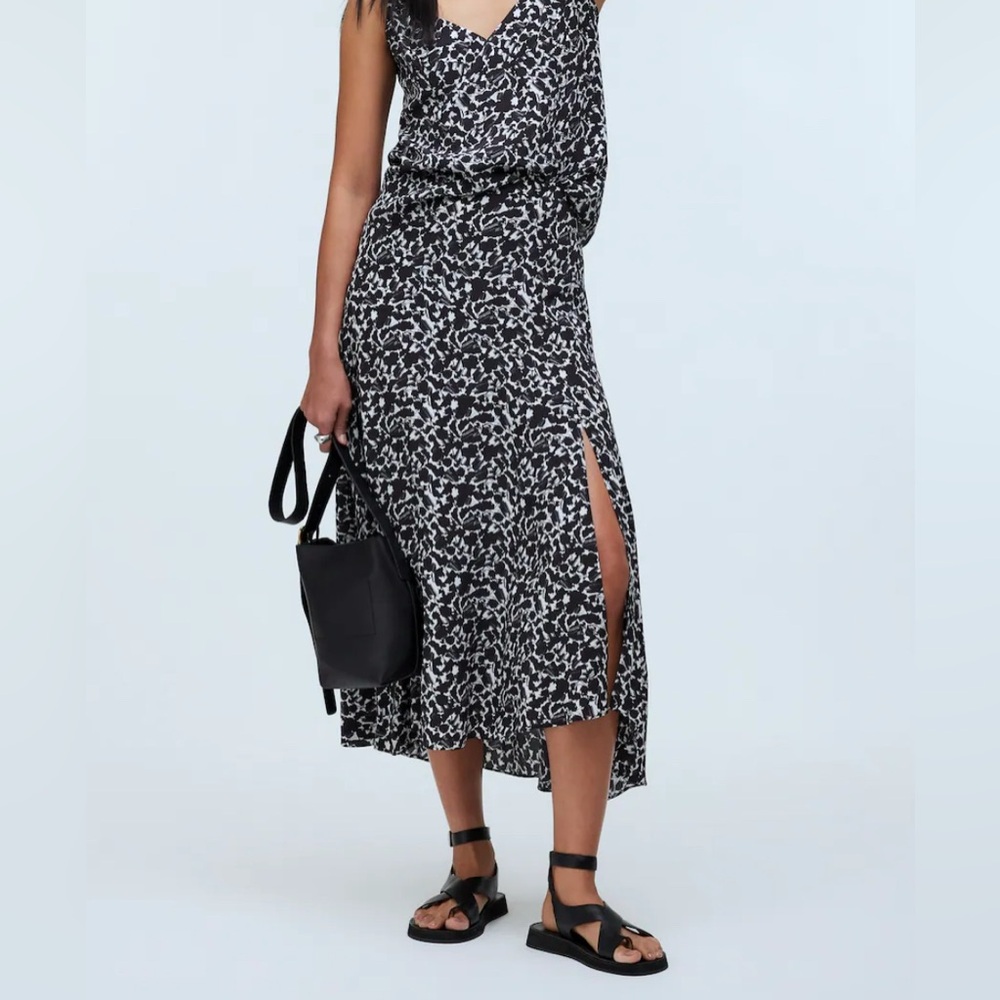 Madewell Side-Slit Midi Skirt in Floral Crepe Size 00 Black White